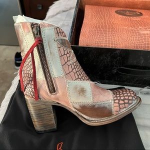 Freebird Flower Boots Size 7 Blush 
